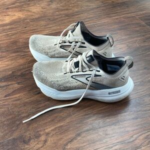 Brooks White Glycerin 21 Size 6